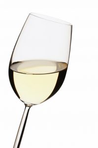 verre de vin blanc penché